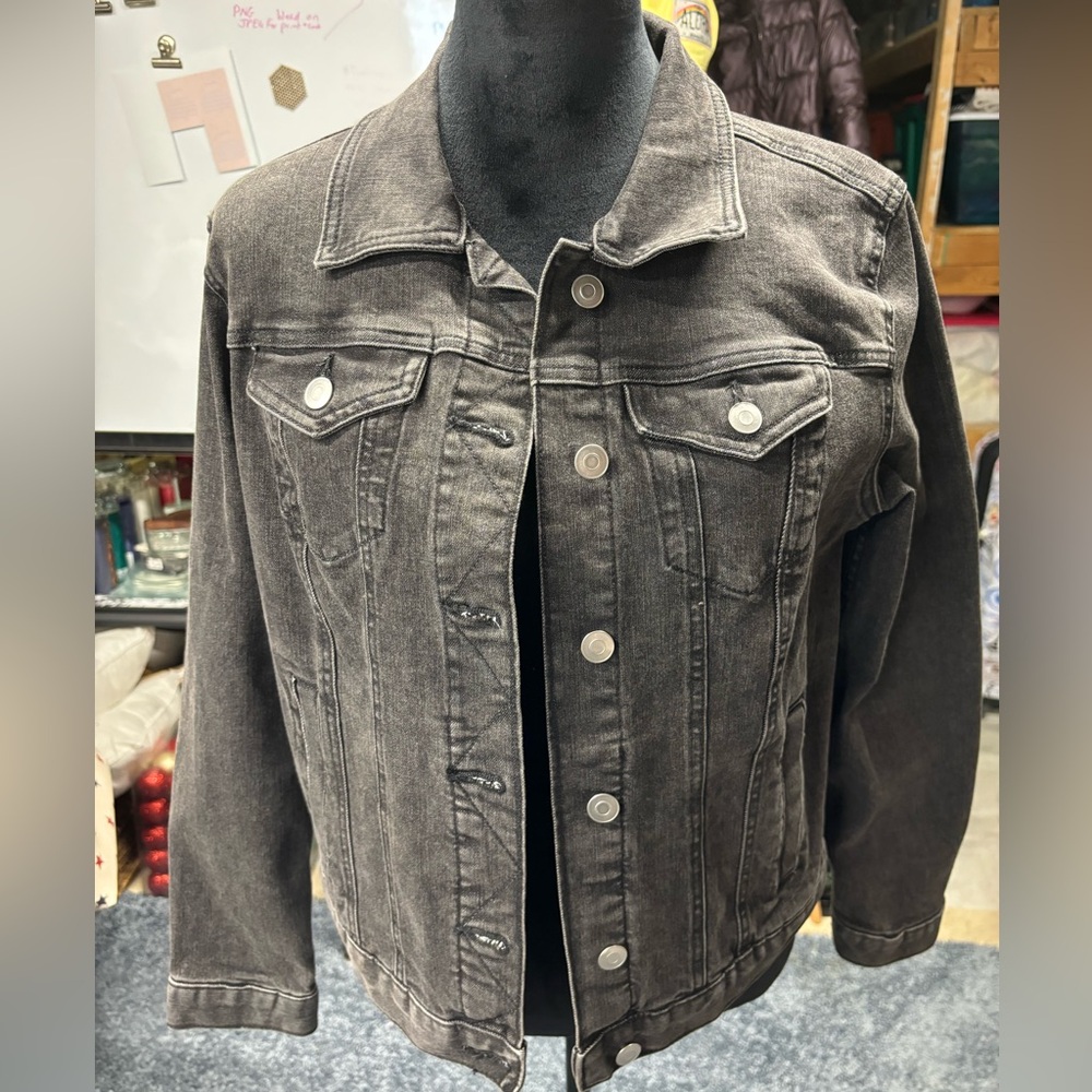 Time and Tru. Women’s jean jacket, black. Size M (8-10)
